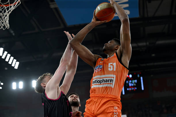 他都表现出 他都表现出